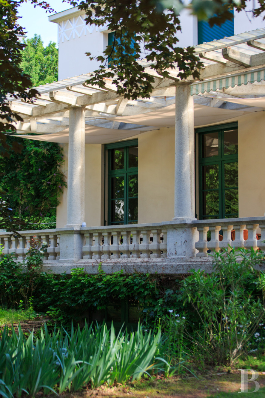 En Saône-et-Loire, à Mâcon, une villa et son jardin entièrement de style Art déco - photo  n°27